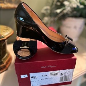 Salvatore Ferragamo Sissi Wedge Black Patent Open Toe Shoes sz5 1/2
